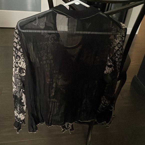 Pretty blouse size medium. - Picture 3 of 3